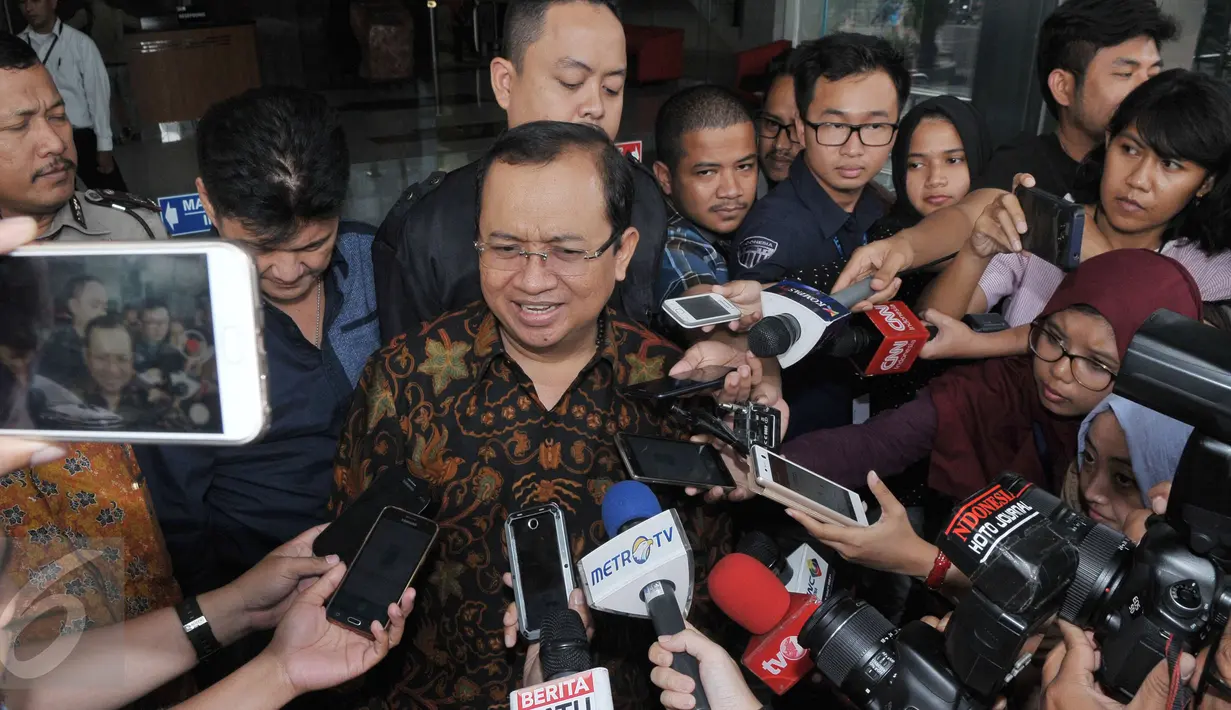 Priyo Budi Santoso memberi keterangan kepada awak media usai diperiksa di gedung KPK, Jakarta, Rabu (10/5). Priyo diperiksa saksi kasus dugaan korupsi pengadaan Alquran di dengan tersangka Fahd El Fouz alias Fahd A Rafiq. (Liputan6.com/Helmi Afandi
