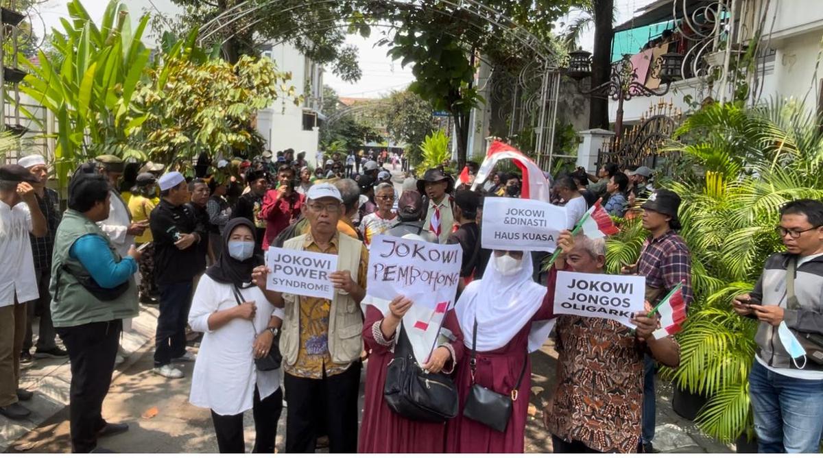 Bentangkan Spanduk, Belasan Warga Demo Datangi Rumah Jokowi