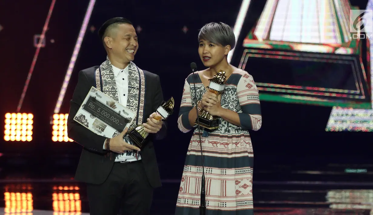 Penulis skenario film 'Susah Sinyal', Ernest Prakasa dan Meira Anastasia memberi sambutan dalam IBOMA 2018 di STUDIO 6 EMTEK CITY, Jakarta, Jumat (23/3). Ernest dan Meira meraih penghargaan kategori penulis skenario terbaik. (Liputan6.com/Herman Zakharia)