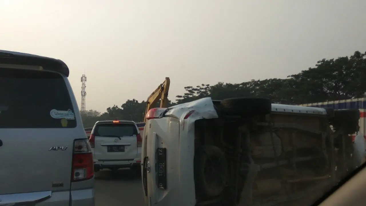 Kecelakaan Tunggal Tol Jakarta-Bandung