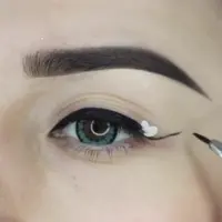 Bentuk eyeliner yang pas bila sedang jatuh cinta. (via: Instagram/thebeautybombb)