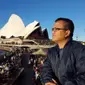 Denny Indrayana, mantan wakil menteri yang sekarang jadi sopir untuk mengantar warga Indonesia saat ke Melbourne. (Foto: Facebook/Denny Indrayana)