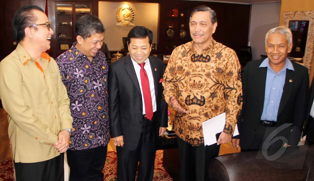Kepala Staf Kepresidenan, Luhut Binsar Pandjaitan berbincang dengan sejumlah pimpinan DPR RI, Jakarta, Kamis (2/4/2015). Kedatangan Luhut dalam rangka berkordinasi terkait pelaksanaan dan peringatan KAA ke-60 di Bandung. (Liputan6.com/Helmi Afandi)