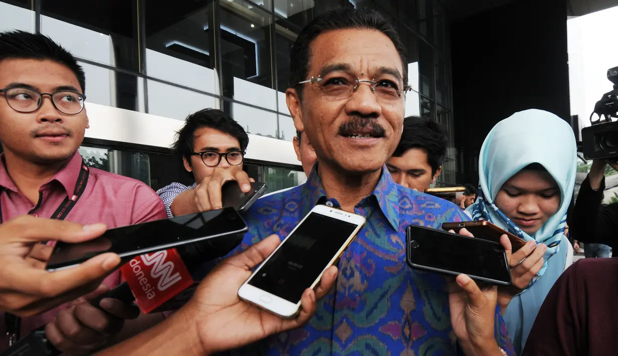 Mantan Mendagri, Gamawan Fauzi menjawab pertanyaan seusai pemeriksaan di Gedung KPK, Jakarta, Kamis (3/5). Gamawan diperiksa terkait kasus dugaan korupsi pembangunan Gedung lPDN di Kabupaten Agam, Sumatera Barat, tahun 2011. (Merdeka.com/Dwi Narwoko)