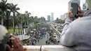 Massa mahasiswa sejumlah aliansi mulai mendatangi kawasan sekitar Gedung DPR untuk berunjuk rasa di Jakarta, Senin (11/4/2022). Diketahui, ada empat tuntutan yang disuarakan dalam aksi mahasiswa, salah satunya menolak penundaan pemilu 2024 atau masa jabatan 3 periode. (Liputan6.com/Faizal Fanani)