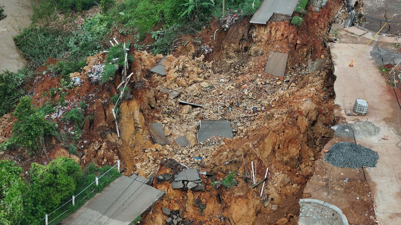 Kondisi Terkini Jalan Penghubung Tangerang-Bogor Terputus Akibat Longsor