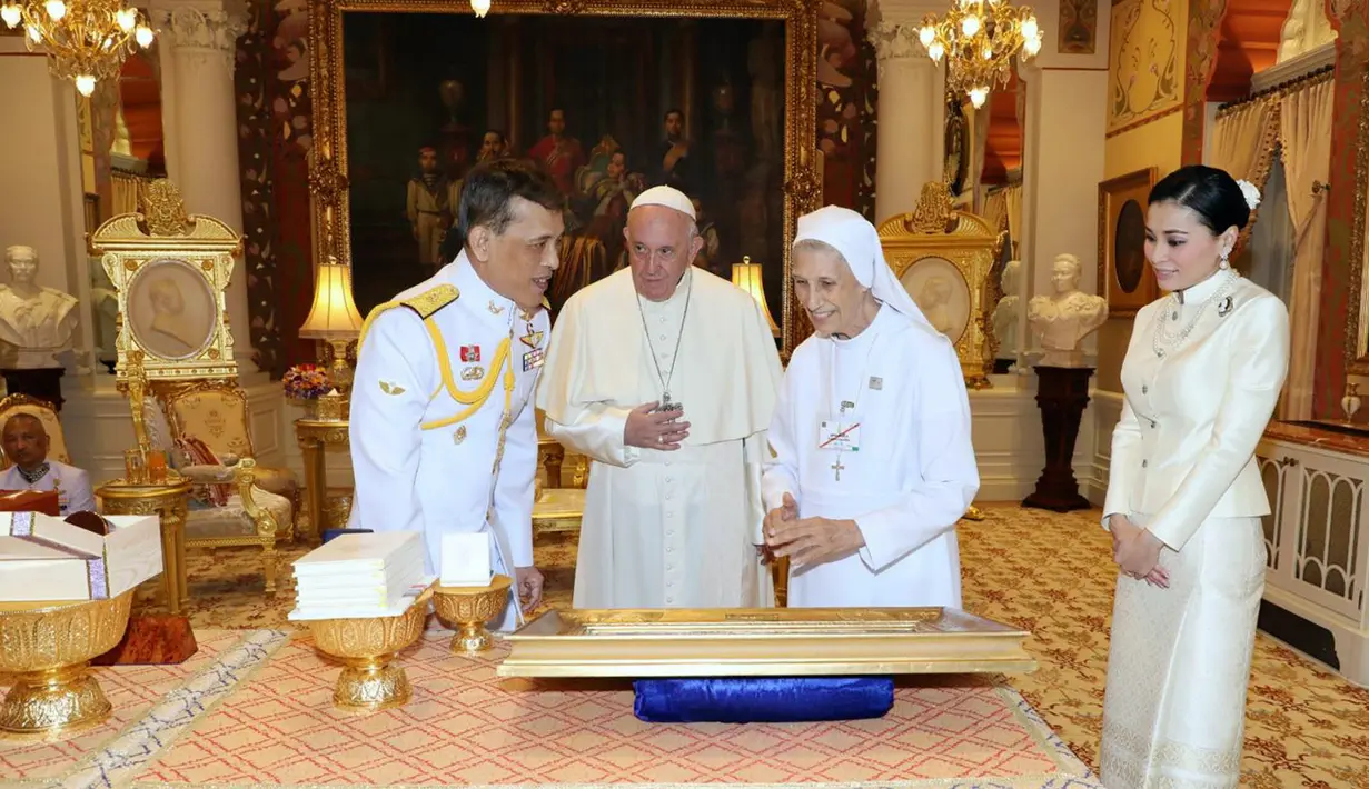 Paus Fransiskus ditemani oleh Suster Anna Rosa Sivori berbincang dengan Raja Thailand Maha Vajiralongkorn (tengah) dan Ratu Suthida (kanan) di Amporn Throne Hall Dusit Palace di Bangkok (22/11/2019). (The Royal Household Bureau via AP)