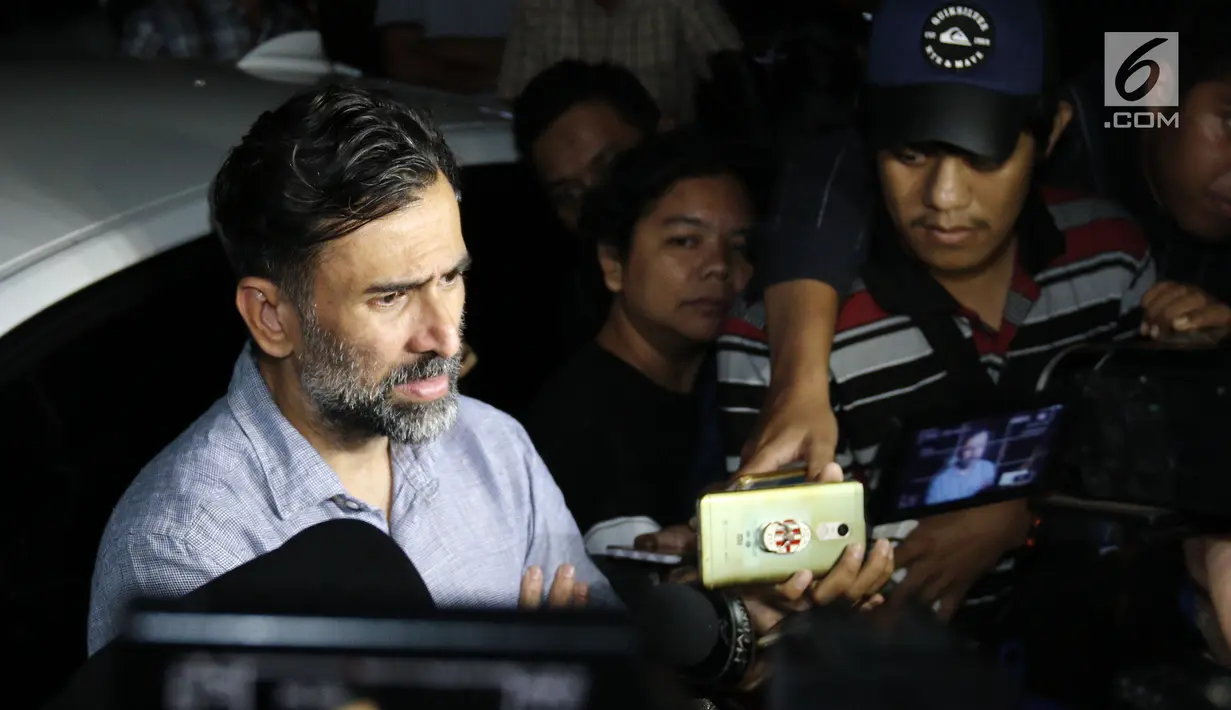 Jeremy Thomas memberi keterangan kepada awak media terkait kasus putranya, Axel Matthew Thomas di rumah sakit Pondok Indah, Jakarta, Selasa (18/07). (Liputan6.com/Herman Zakharia)