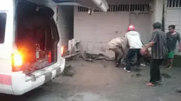 Warga mengevakuasi korban awan panas Gunung Sinabung, Kabupaten Karo, Sumatera Utara, (22/5). Jangkauan awan panas mencapai 4,5 kilometer hingga ke Sungai Lao Borus ke arah barat. (Tuty/Basarnas)