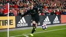 Pemain DC United, Wayne Rooney melakukan sepak pojok saat laga putaran pertama Playoff MLS melawan Toronto FC di BMO Field, Toronto, Kanada, 19 Oktober 2019. Rooney membela DC United selama dua musim. Eks pemain Manchester United itu sukses membuat 25 gol dan 14 assist dalam 52 laga di semua kompetisi. (AFP/Getty Images/Vaughn Ridley)