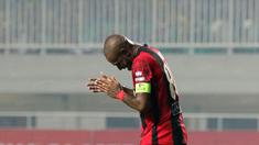 Boaz Solossa merayakan gol saat melawan PS TNI pada laga Torabika SC 2016 di Stadion Pakansari, Bogor, Minggu (19/6/2016). Persipura Menang 3-1. (Bola.com/Nicklas Hanoatubun)