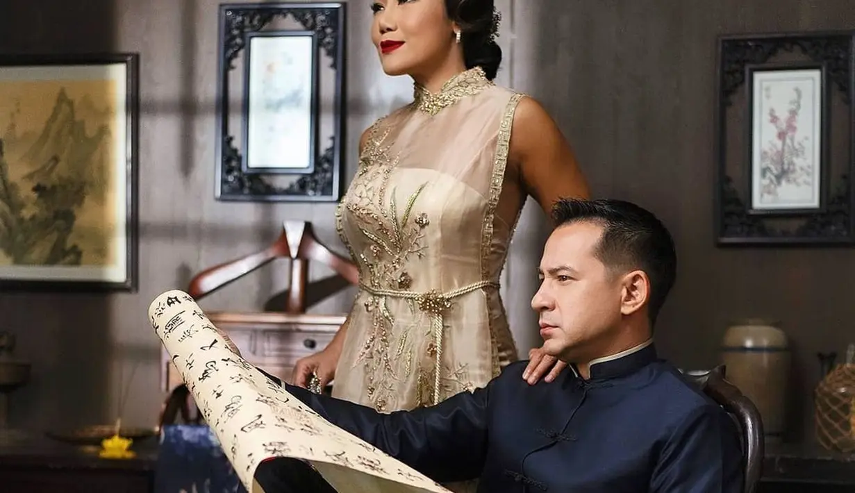 Dalam balutan busana peranakan, Ari Wibowo dan Inge Anugrah tampil serasi. [@ariwibowo_official]