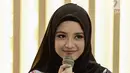 Peserta Puteri Muslimah Asia 2018 saat audensi dengan Komisi Penyiaran Indonesia (KPI) di Jakarta, Jumat (4/5). Kunjungan agar para peserta mengenal lebih dekat tugas dan tanggung jawab KPI. (Liputan6.com/Faizal Fanani)