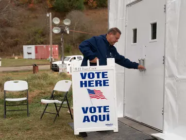 Perlengkapan pemilu dimasukkan ke dalam tenda pemungutan suara yang didirikan sehari sebelum pemilihan presiden AS, pada 4 November 2024 di Burnsville, North Carolina. (Allison Joyce/AFP)