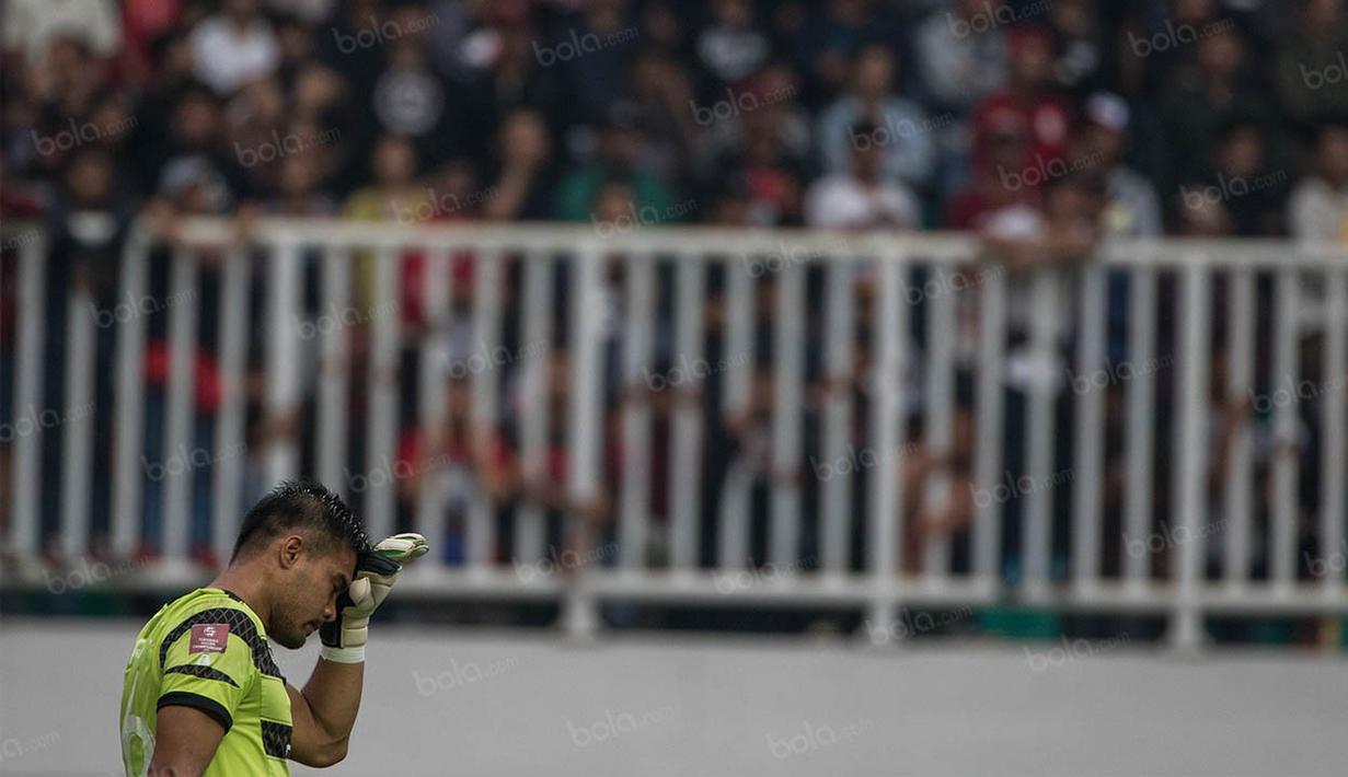 Kiper Persija Jakarta, Andritany Ardhiyasa, tampak kecewa usai kebobolan oleh pemain PS TNI pada laga Torabika Soccer Championship 2016 di Stadion Pakansari, Bogor, Jumat (15/10/2016). Persija menang 2-1 atas PS TNI. (Bola.com/Vitalis Yogi Trisna)