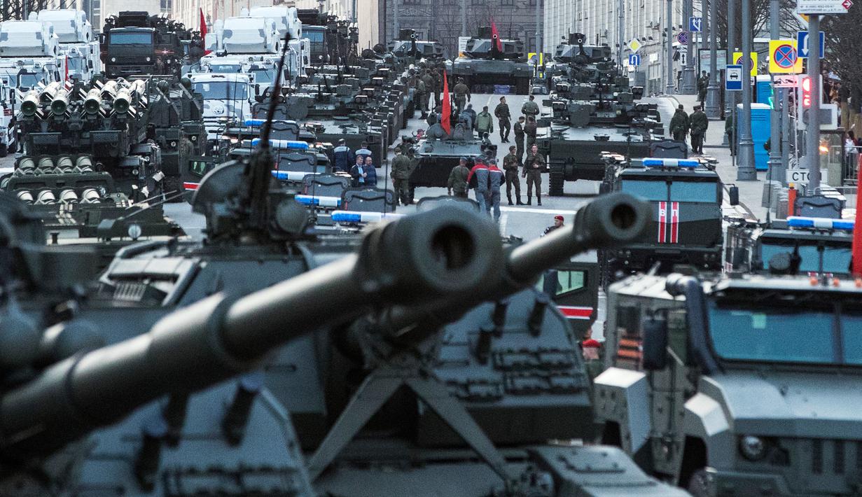 Kendaraan militer Rusia berada di jalan saat latihan untuk parade militer Hari Kemenangan di Moskow, Rusia (3/5). Latihan ini untuk persiapan pawai merayakan 71 tahun kemenangan Rusia dalam Perang Dunia II. (AP Photo / Pavel Golovkin)