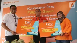 Direktur Human Capital & Legal WWF-Indonesia, Apin Aviyan (tengah) menerima donasi FWD Life dalam kampanye Go Green di Jakarta, Rabu (4/12/2019). Setiap e-Policy yang dibeli, FWD Life akan mengubah menjadi donasi yang digunakan untuk memulihkan dan merestorasi hutan dan lahan. (Liputan6.com)
