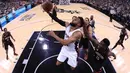 Pebasket San Antonio Spurs, Patty Mills, berusaha memasukan bola saat melawan Houston Rockets pada laga semifinal wilayah barat NBA di AT&T Center, San Antonio, Rabu (3/5/2017). Spurs menang 121-96 atas Rockets. (AFP/Ronald Martinez)