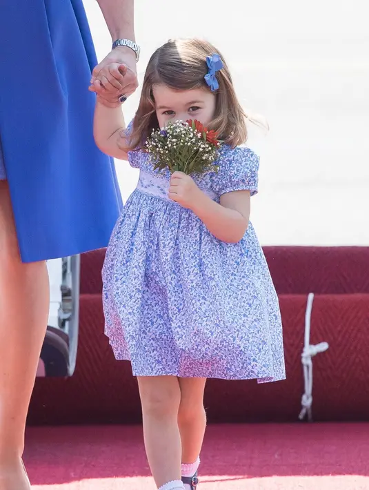 Gemasnya Puteri Charlotte saat mencium wang bunga di tangannya. Lagi, matching dengan Kate Middleton! (Getty Images/Cosmopolitan)