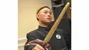 Komedian kelahiran 26 Mei 1977 memperlihatkan aksinya dengan sebilah keris saat di Gran Mahakam Hotel, Jakarta Selatan, Kamis (22/5/2014) (Liputan6.com/Panji Diksana).
