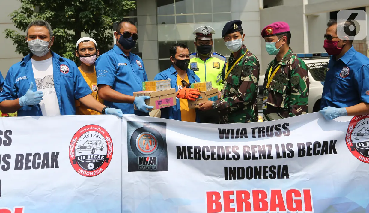 Perwakilan komunitas Mercy Boxer Lis Betjak Indonesia dan Wija Truss secara simbolis memberikan donasi kepada salah satu dokter di wisma Atlet Kemayoran, Jakarta, Sabtu (18/4/2020). Donasi berupa Vitamin C dan susu UHT untuk tenaga medis yang merawat pasien Covid-19. (Liputan6.com/Fery Pradolo)