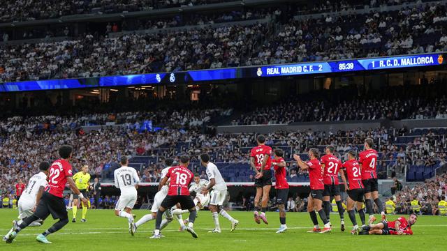 Kylian Mbappe dari Real Madrid (tengah) mengambil tendangan bebas dalam laga La Liga antara Real Madrid dan Mallorca