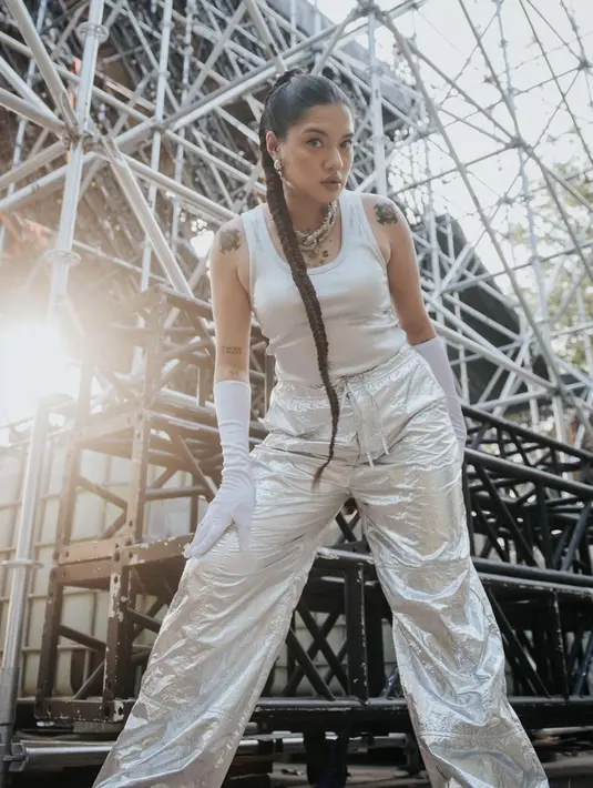 Meskipun sekilas terlihat biasa saja. Namun paduan aksesori dan nuansa metalik membuat gayanya kian stunning.Foto: Instagram/ Cantika Abigail]