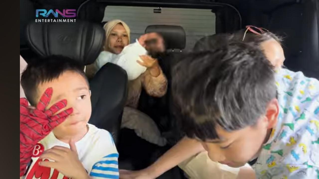 Potret Rafathar Cium Bayi Disorot, Nagita Slavina Kembali Adopsi Anak Setelah Baby Lily?