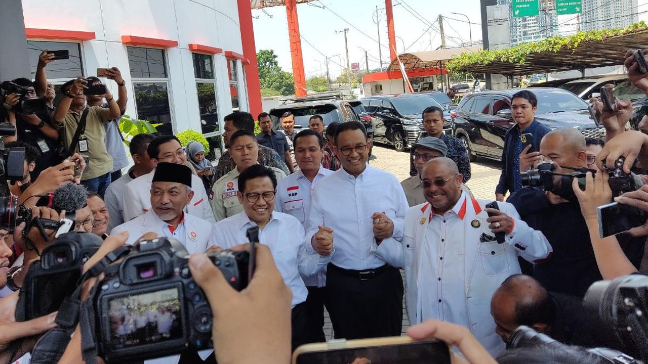 Anies dan Cak Imin kompak mengenakan pakaian seragam. Yaitu kemeja putih dan celana panjang hitam.<br>