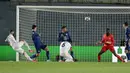 Striker Real Madrid, Karim Benzema, mencetak gol ke gawang Chelsea pada laga semifinal Liga Champions di Stadion Alfredo di Stefano, Rabu (28/4/2021). Kedua tim bermain imbang 1-1. (AP/Bernat Armangue)