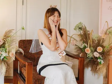 Artis dengan nama lengkap Gemma Galgani Cassandra Sheryl Lee ini tampil cantik dengan gaun warna putih dan rambut digerai. Cassie mengenakan selempang dan mahkot bertuliskan ‘bride to be’. Dalam keterangan unggahannya, Cassie tak menyangka mendapatkan kejutan bridal shower karena jarak bridal shower dan pernikahannya masih jauh. (Liputan6.com/IG/@cassandraslee)