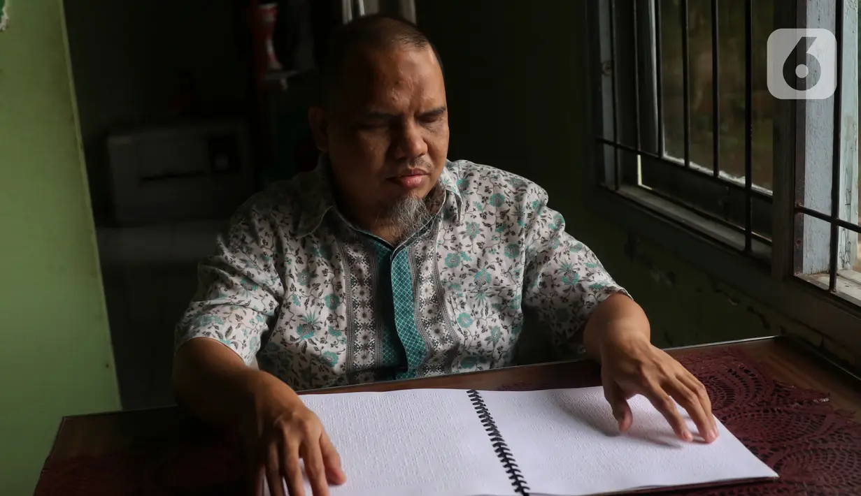 Pelajar penyandang tuna netra mengikuti Tadarus Al Quran braille di Yayasan Tunanetra Raudlatul Makmufin Serpong, Tangerang Selatan, Banten, Rabu (28/4/2021). Taman tunanetra merupakan wadah bagi para pelajar tunanetra untuk berkumpul dan belajar membaca Alquran Braille. (Liputan6.com/Angga Yuniar)