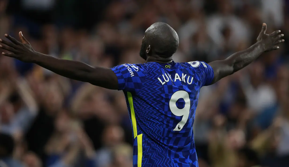 Romelu Lukaku. Striker Chelsea yang menjalani periode keduanya di Stamford Bridge ini telah mencetak 3 gol hingga pekan kelima musim 2021/2022 ini. Pengalamannya memperkuat beberapa klub di Liga Inggris menjadi jaminan ia akan terus menambah koleksi golnya musim ini. (AP/Ian Walton)