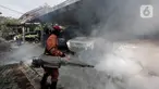 Petugas melakukan pengasapan (fogging) di halaman rumah warga, Pesanggrahan, Jakarta, Kamis (6/10/2022). Fogging dilakukan untuk untuk memberantas perkembangbiakkan nyamuk Demam Berdarah Dengue (DBD). (Liputan6.com/Johan Tallo)