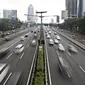 Suasana arus lalu lintas jalan protokol di kawasan Mampang, Jakarta, Kamis (5/5). Libur panjang libur nasional dan cuti bersama 5 sampai 8 Mei membuat sejumlah ruas di Jakarta terpantau lengang. (Liputan6.com/Immanuel Antonius)