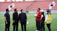 Ketua pnitia penyelenggara Piala Dunia U-20 2023 (LOC), Erick Thohir mengunjungi Stadion Kapten I Wayan Dipta, Gianyar. (PSSI).