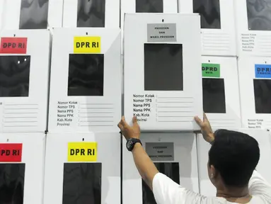 Pekerja merapikan kotak suara Pemilu yang sudah dirakit di kawasan Tugu, Cimanggis, Depok, Jawa Barat, Rabu (13/2). KPU Kota Depok mempersiapkan 27.686 kotak suara untuk didistribusikan ke 5.759 TPS di 11 kecamatan. (Liputan6.com/Herman Zakharia)