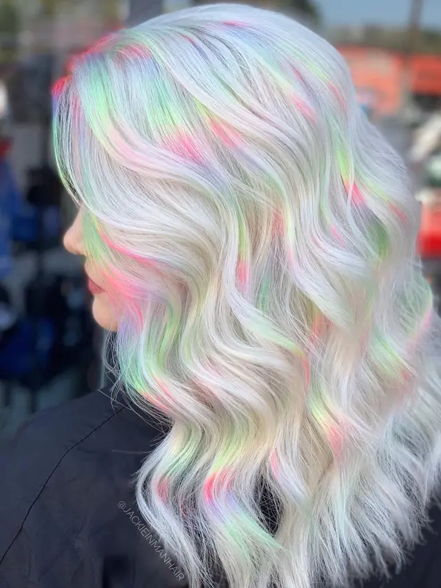 6 Potret Rambut dengan Warna Bak Pelangi Ini Unik, Penampilan Jadi Beda