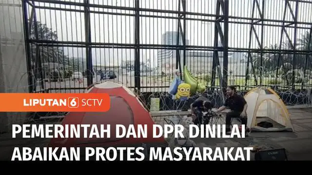 Tolak pengesahan RKUHP menjadi undang-undang, sejumlah mahasiswa menggelar demonstrasi di depan Gedung DPR RI, Selasa (06/12) siang. Dalam unjuk rasa kali ini, mahasiswa mendirikan tenda untuk menginap di DPR.