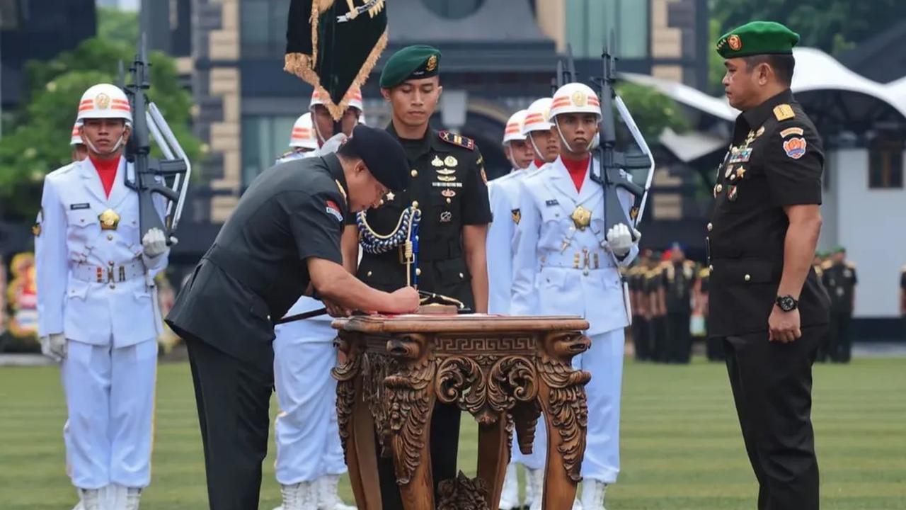 Prosesi yang diketahui dimulai sejak pukul 0800 WIB tersebut kemudian dilanjutkan dengan agenda berupa penandatanganan berita acara.&nbsp;