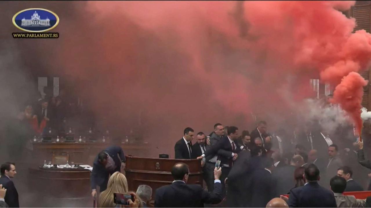 Kericuhan di sidang parlemen Serbia