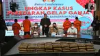 Kabagpenum Divisi Humas Polri Kombes Pol Ahmad Ramadhan (tengah) bersama Wakil Dirtipid Narkoba Bareskrim Polri Kombes Jayadi (kiri) memberikan keterangan pers terkait kasus narkotika di Gedung Divisi Humas Polri, Jakarta, Jumat (26/11/2021). (Liputan6.com/Herman Zakharia)