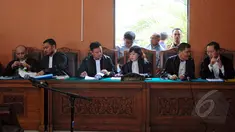 Tim kuasa hukum Suryadharma Ali saat sidang lanjutan praperadilan di PN Jakarta Selatan, Selasa (31/3). sidang praperadilan SDA sempat ditunda karena tim hukum KPK tidak menyertakan lampiran asli surat kuasa dan surat tugas. (Liputan6.com/Yoppy Renato)