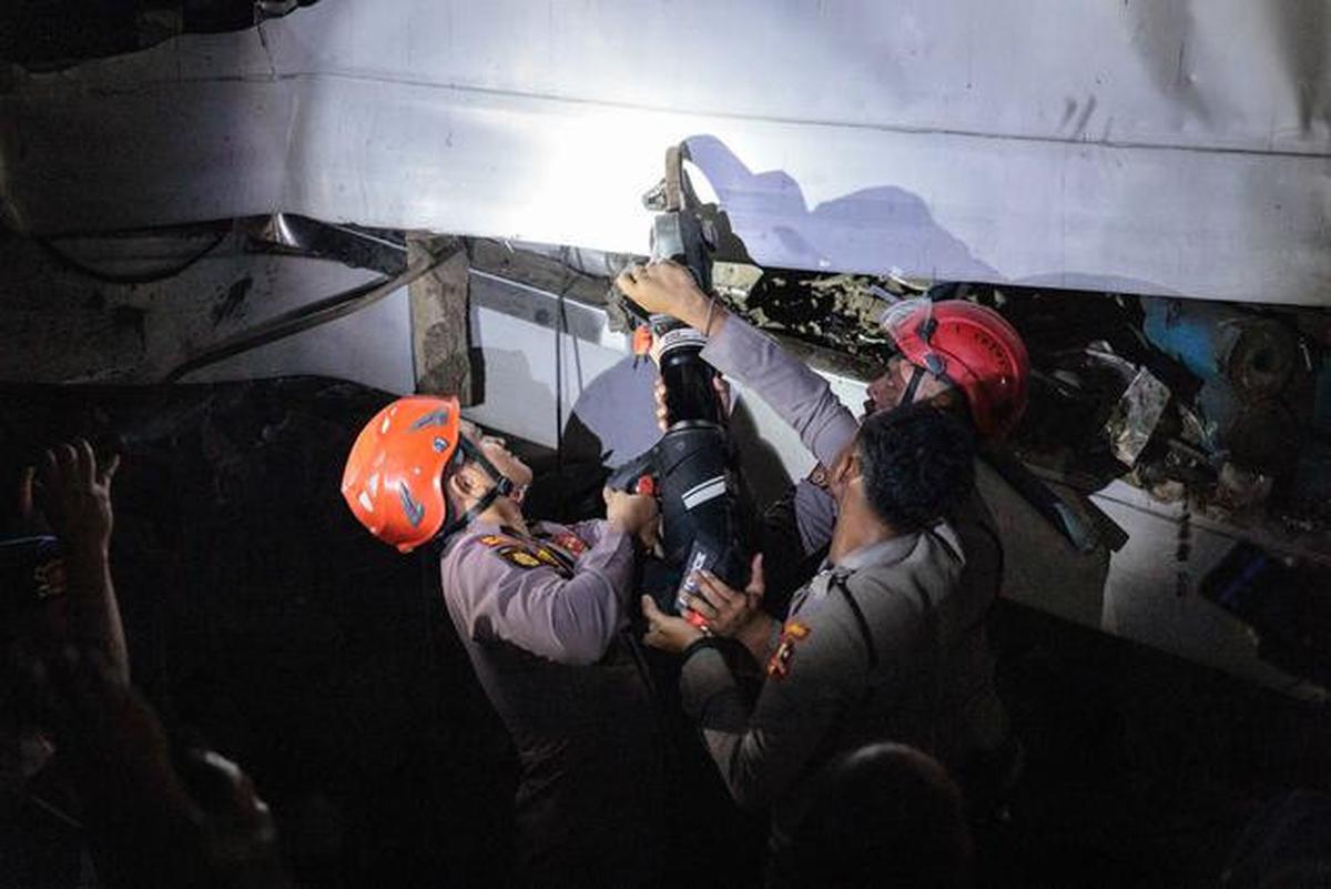 Pastikan Masih Hidup, Basarnas Libatkan Personel Khusus Selamatkan Korban Terhimpit Kecelakaan Kereta