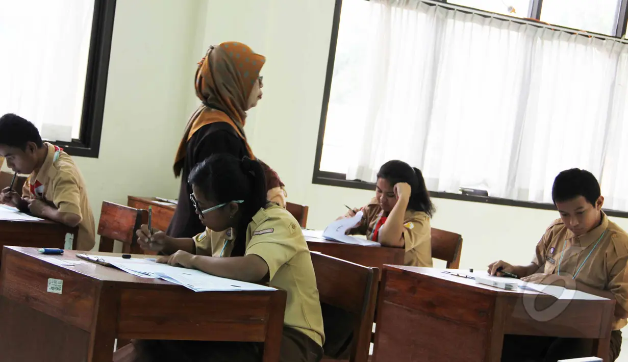 Suasana pelaksanaan Ujian Nasional (UN) secara Paper Base Test (PBT) atau manual di SMAN Luar Biasa 01 Jakarta, Rabu (15/4/2015). 10 siswa mengikuti Ujian Nasional di hari ke 3 ini. (Liputan6.com/Helmi Afandi)