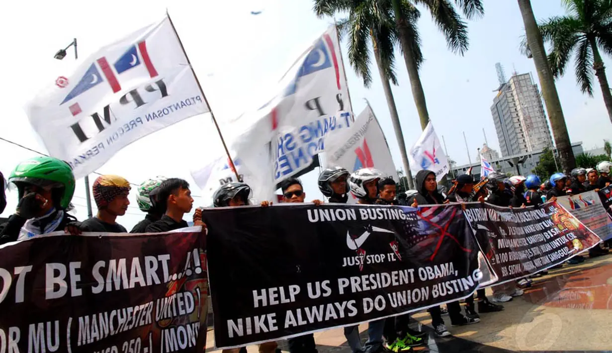 Ratusan massa PPMI juga membawa spanduk bertuliskan "Help us President Obama, Nike always do union busting", Rabu (30/4/14). (Liputan6.com/Miftahul Hayat)
