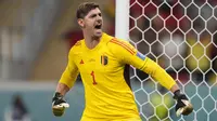 Sepanjang kariernya, Thibaut Courtois yang sejak awal musim 2018/2019 memperkuat Real Madrid ini total telah membuat 13 kali penyelamatan dari titik penalti, dengan rincian 12 kali di level klub dan penyelamatan penaltinya saat menghadapi Kanada menjadi yang pertama kali di level antar-negara. (AP/Darko Bandic)