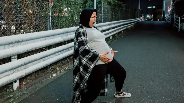 7 Gaya Kocak Tantri Kotak Pamer Baby Bump yang Energik Banget