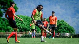 Terlihat dalam sesi latihan, semua pemain seperti tak ada jarak. Baik pemain muda, senior maupun asing. Mereka membaur, tidak lagi berkelompok. (Bola.com/Iwan Setiawan)