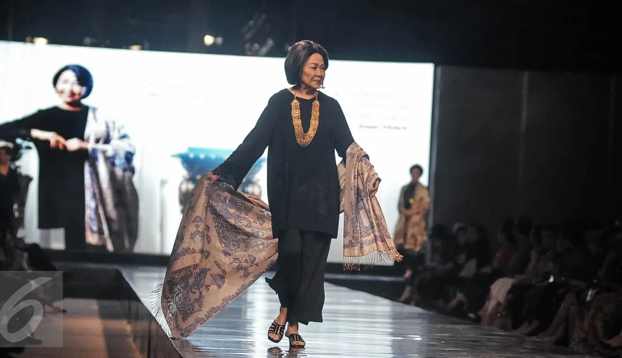 Rima Melati menggunakan batik rancangan Alleira Batik dalam acara Alleira Annual Fashion Show 2016 di Jakarta, Kamis (6/10). Alleira Batik menyuguhkan penampilan memukau yang dikemas dalam 42 koleksi. (Liputan6.com/Faizal Fanani)